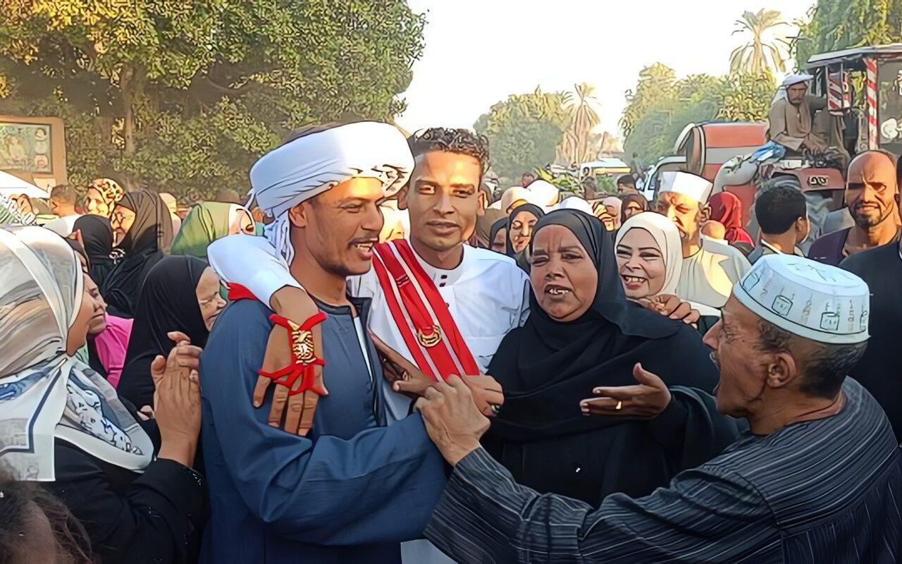 بدل الفرح.. عريس وعروسة بالأقصر يختاران العمرة بداية لحياتهما الزوجية