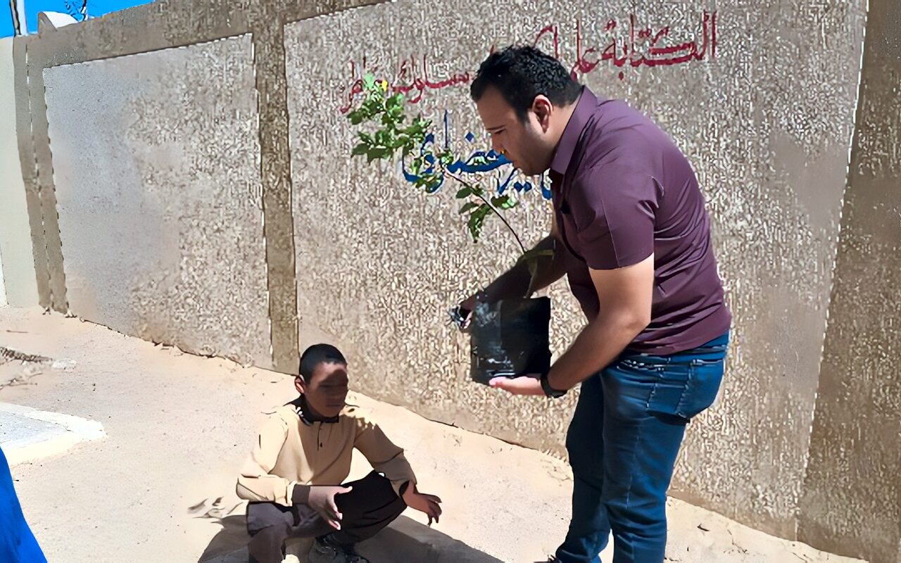 بأيادي الأطفال.. مبادرة ازرع فكرة تغرس 10 أشجار بمدرسة في الأقصر