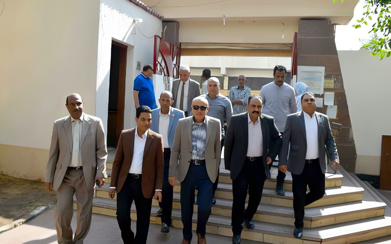 محافظ الأقصر يطلق حملة تطعيم الأطفال ضد الحصبة من مدرسة وادي الملكات