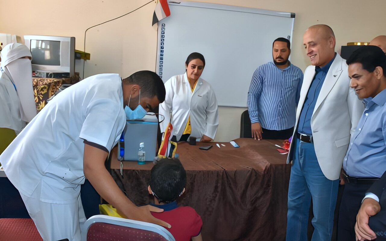 محافظ الأقصر يتابع ميدانياً أعمال الحملة القومية للتطعيم ضد الحصبة والحصبة الألمانية بمدينة إسنا