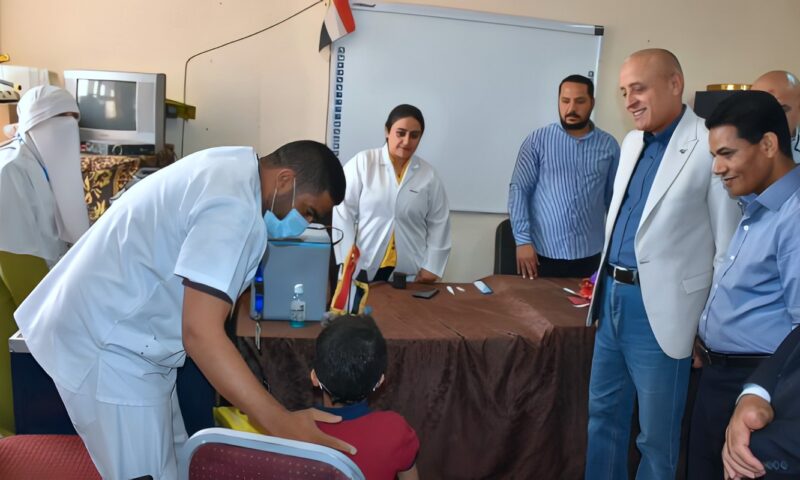 محافظ الأقصر يتابع ميدانياً أعمال الحملة القومية للتطعيم ضد الحصبة والحصبة الألمانية بمدينة إسنا