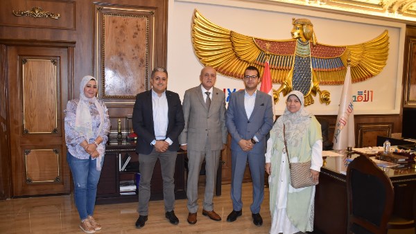 محافظ الأقصر يناقش مع فريق «الدعم الفني لوزارة التنمية المحلية» تعزيز الاستثمار