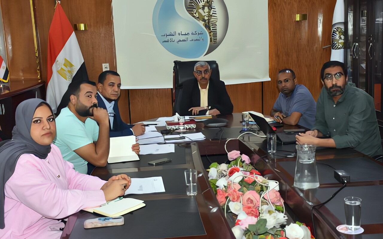 مياه الأقصر تعقد إجتماعاً لمتابعة مشروع الصرف الصحي بقرى إسنا والطود