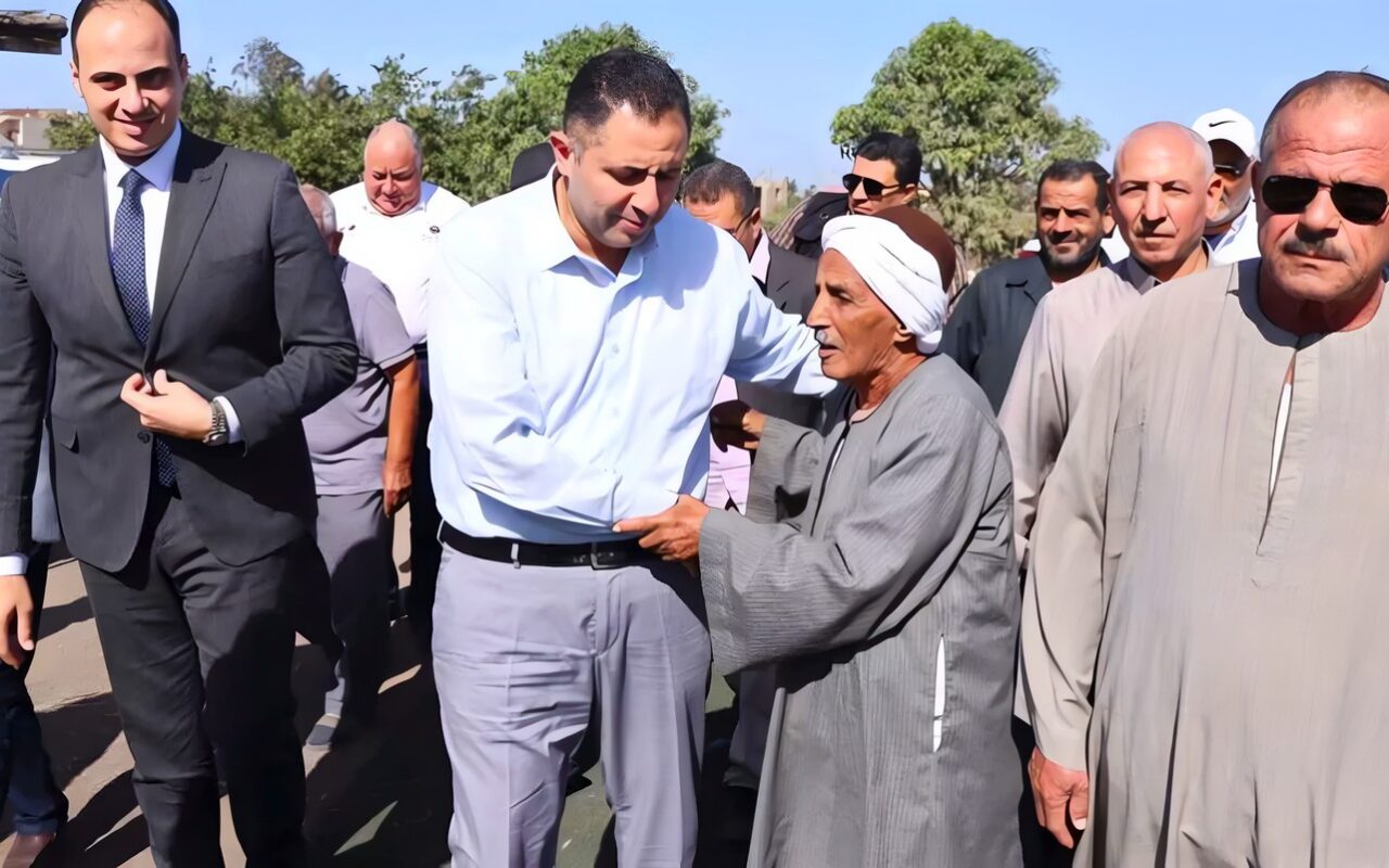 محافظ دمياط يشهد بدء موسم جني القطن بكفر سعد ويتفقد مجمع الخدمات الزراعية