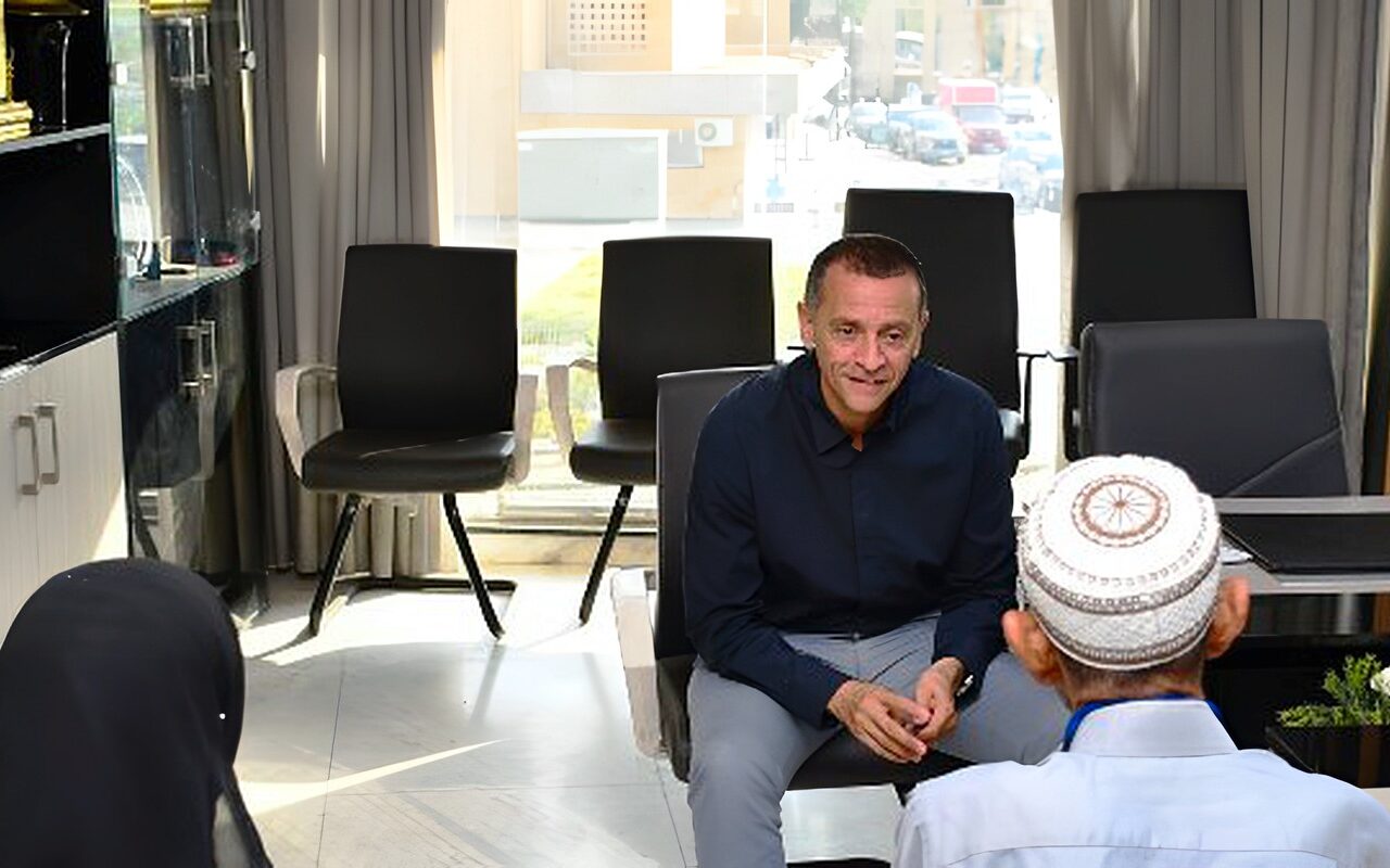 محافظ أسوان يستمع لمطالب وشكاوى 35 مواطنًا خلال اللقاء الجماهيرى الأسبوعى