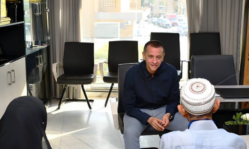 محافظ أسوان يستمع لمطالب وشكاوى 35 مواطنًا خلال اللقاء الجماهيرى الأسبوعى