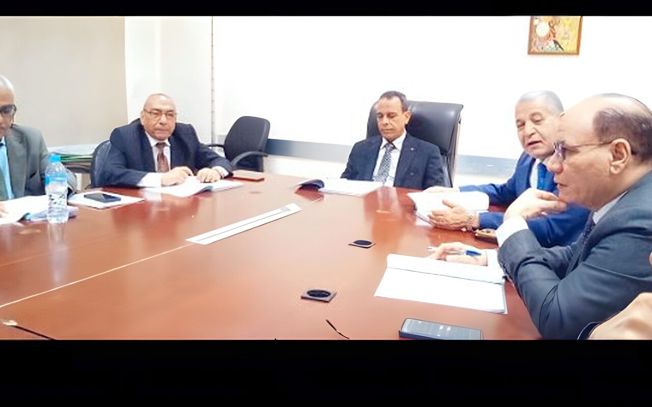 لجنة القيادات بجامعة أسوان تبحث تجديد عدد من الوظائف القيادية