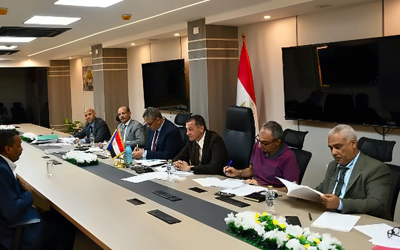 محافظ أسوان يترأس اجتماع لجنة القيادات لاختيار الأكفأ لشغل 6 وظائف قيادية