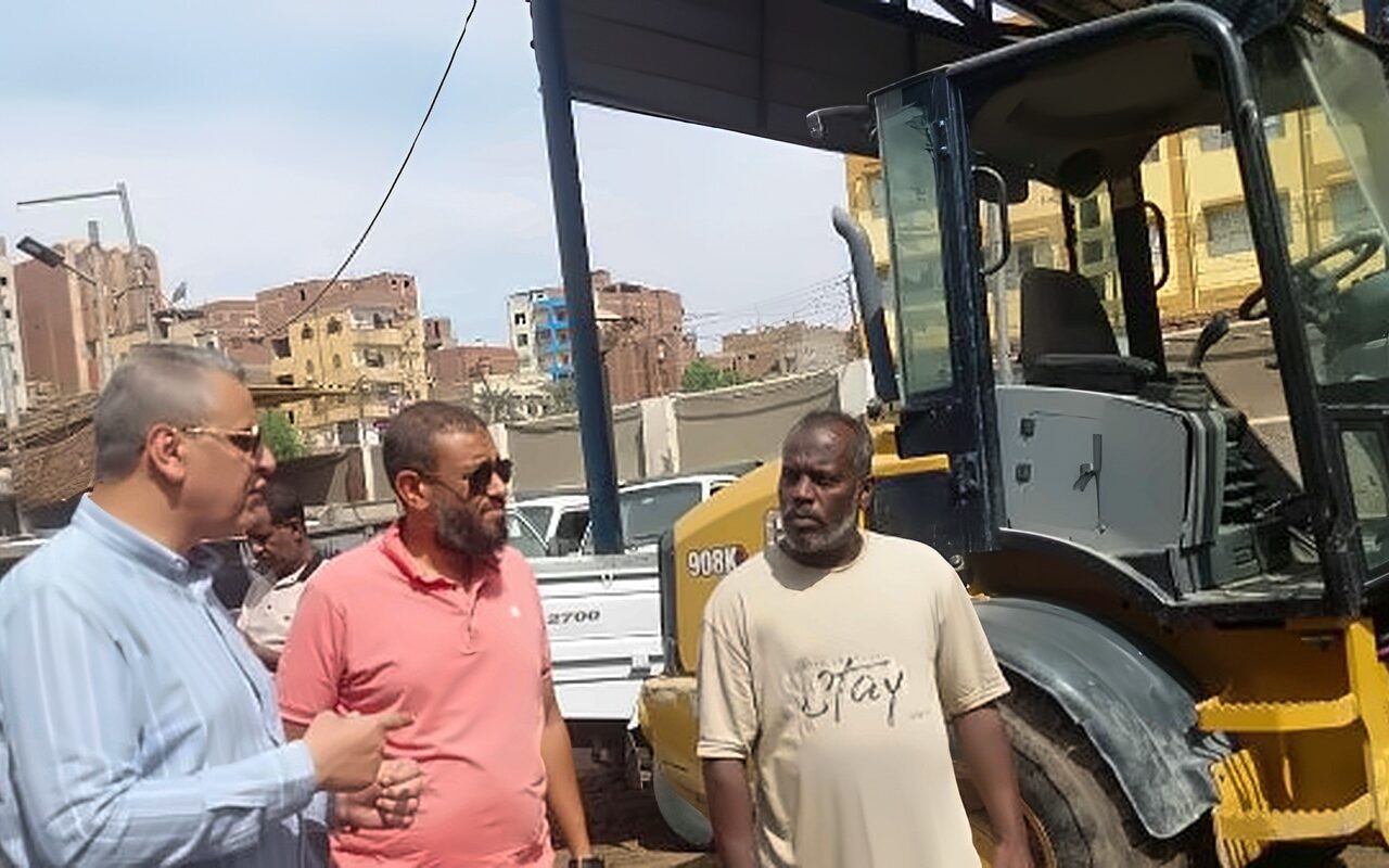 نائب محافظ أسوان يتفقد جراج الوحدة المحلية لمتابعة جاهزية معدات النظافة