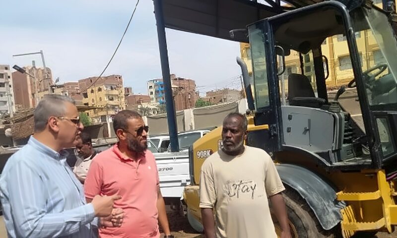 نائب محافظ أسوان يتفقد جراج الوحدة المحلية لمتابعة جاهزية معدات النظافة