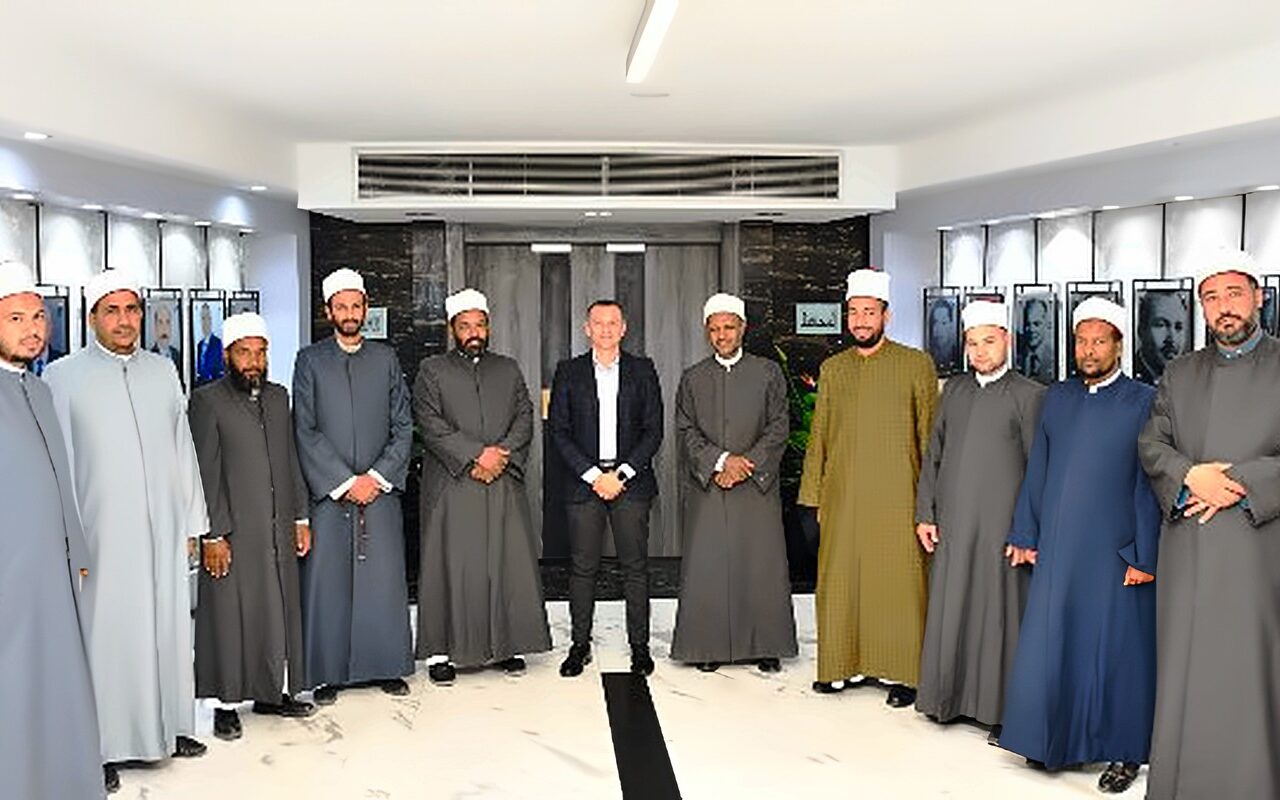 محافظ أسوان يلتقى وفد القافلة الدعوية لمجمع البحوث الإسلامية لتعزيز الوعى الدينى وبناء الإنسان