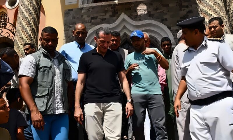 محافظ أسوان يلتقى المواطنين للاستماع إلى مطالبهم وتلبيتها وفقاً للإمكانيات المتاحة
