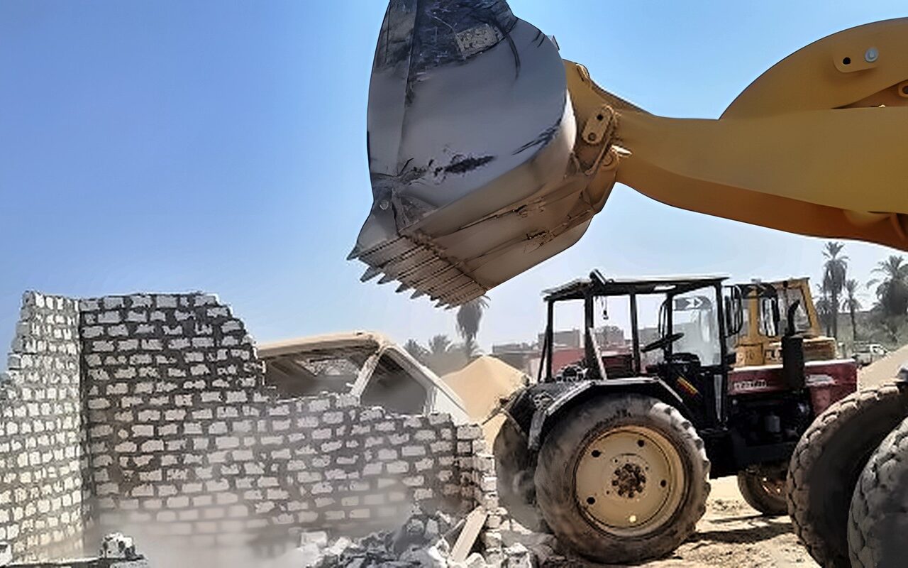 محافظ أسوان يتابع جهود إزالة 380 حالة تعد على أملاك الدولة وأراضٍ زراعية