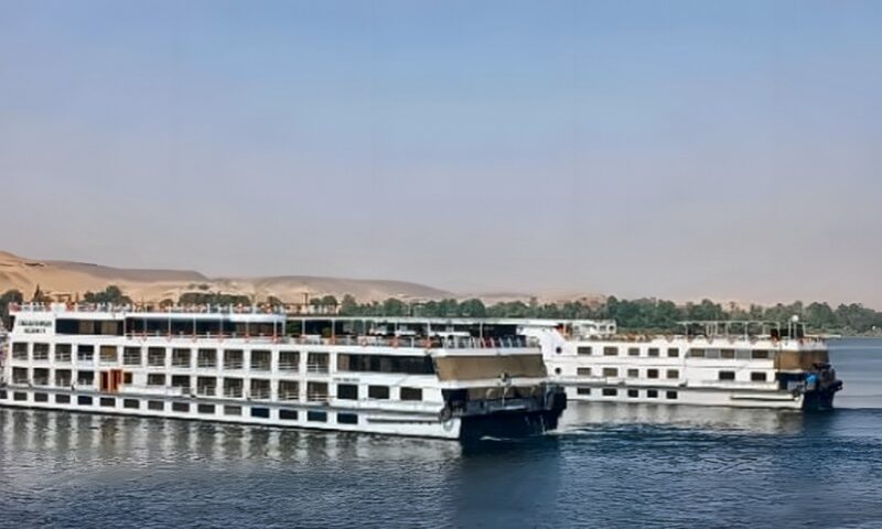 شحوط باخرة فى مجرى نهر النيل بأسوان دون إصابات