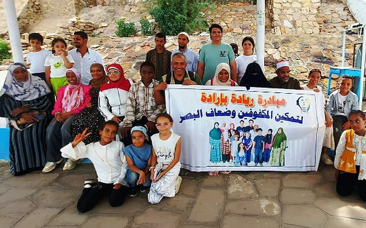 محافظ أسوان يشيد بمبادرة ريادة بإرادة لدمج المكفوفين في الأنشطة البيئية
