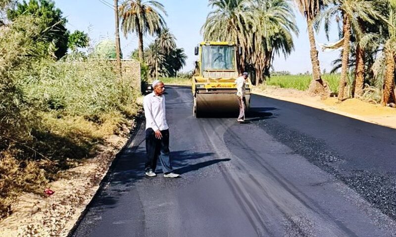 محافظ أسوان يتابع تنفيذ الخطة الاستثمارية لرصف الطرق بتكلفة 110 ملايين جنيه