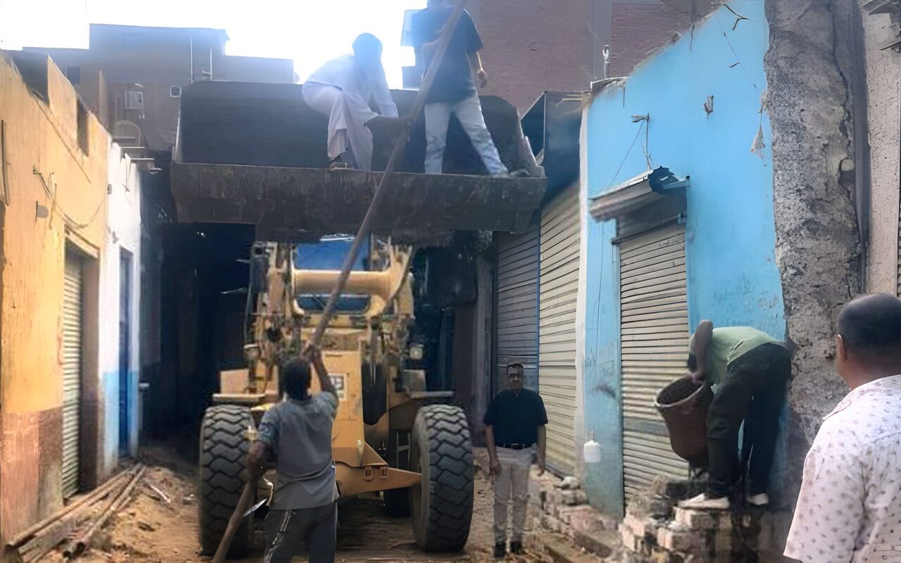 محافظ أسوان يتابع تنفيذ أعمال الخطة الاستثمارية لتطوير الطرق بدراو