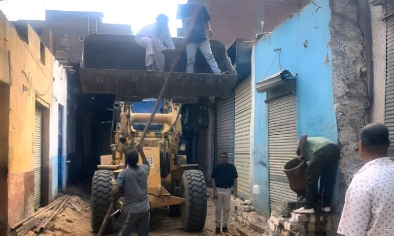 محافظ أسوان يتابع تنفيذ أعمال الخطة الاستثمارية لتطوير الطرق بدراو