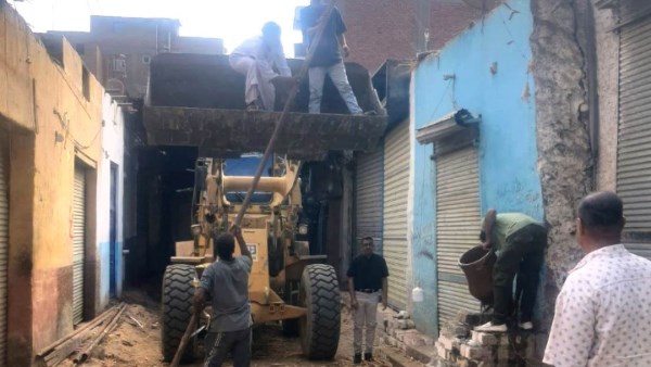 محافظ أسوان يتابع تنفيذ أعمال الخطة الاستثمارية لتطوير الطرق بدراو