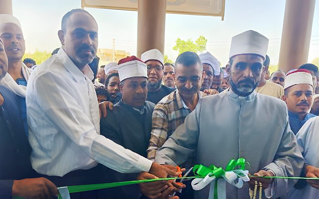 أسوان.. رئيس مدينة الرديسية يفتتح مسجد السيدة نفيسة