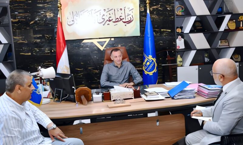 محافظ أسوان يلتقى رئيس شركة مياه الشرب والصرف الصحى الجديد .. ورسالة طمأنة للمواطنين
