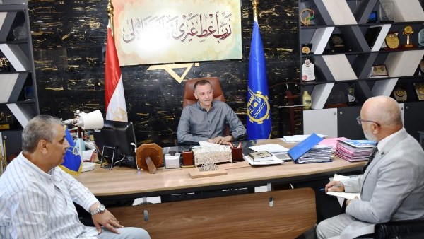 محافظ أسوان يلتقى رئيس شركة مياه الشرب والصرف الصحى الجديد .. ورسالة طمأنة للمواطنين
