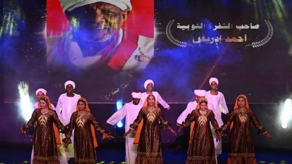 بمشاركة 8 فرق للفنون الشعبية..  فرقة أسوان تواصل عروضها بمهرجان تعامد الشمس