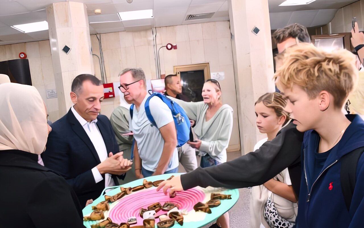 بالهدايا.. محافظ أسوان يستقبل ضيوف مهرجان تعامد الشمس بمطار أبو سمبل.. شاهد