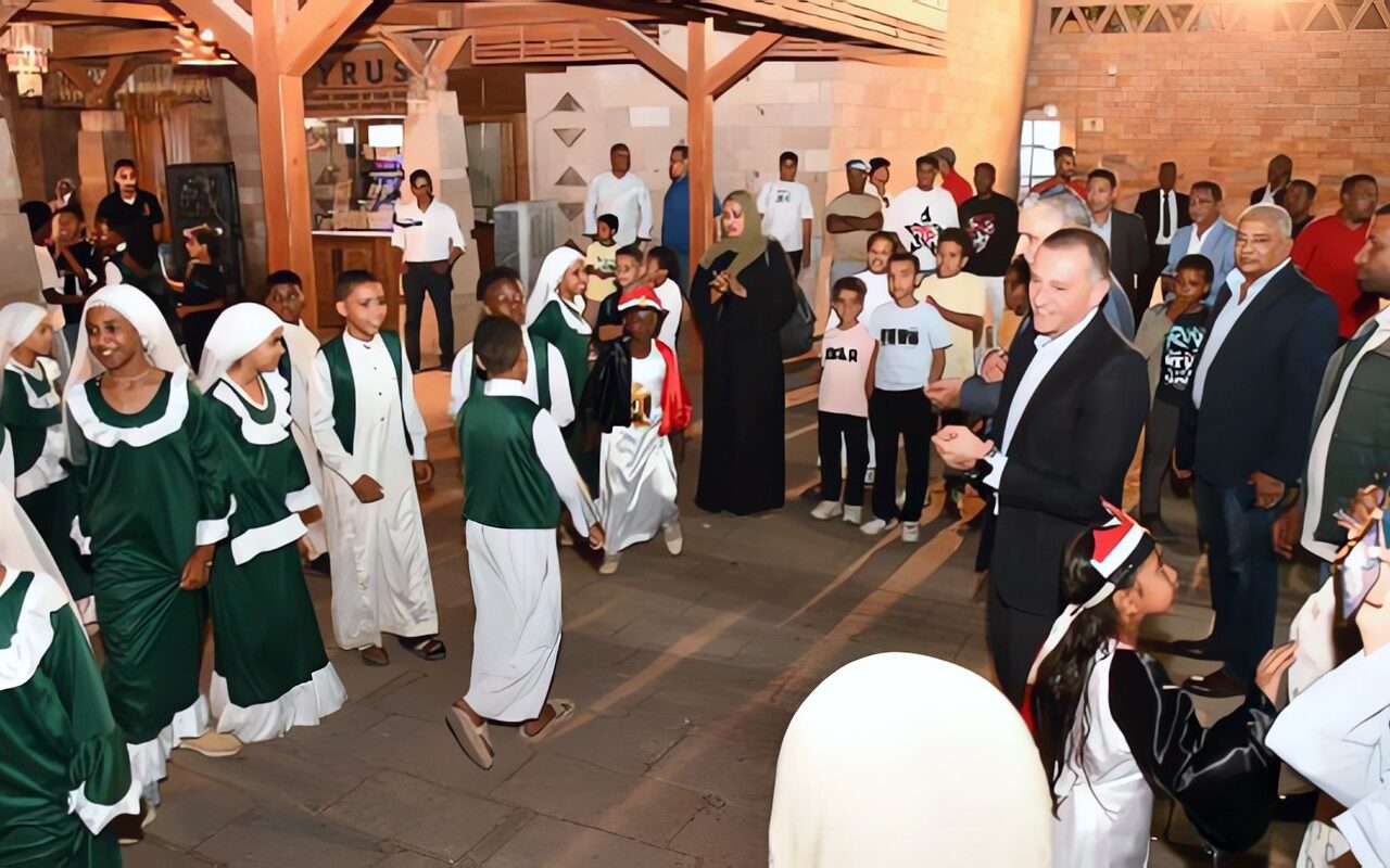 محافظ أسوان يشهد عرضاً فنياً متميزاً لطلاب مدارس أبو سمبل السياحية