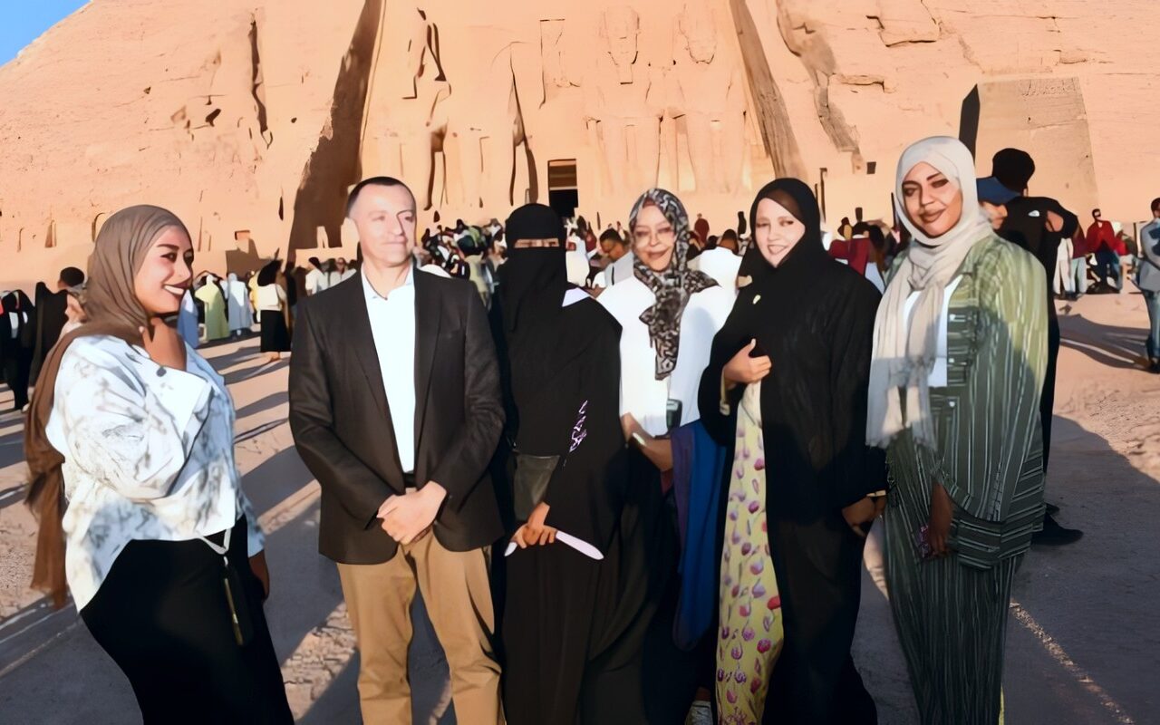 محافظ أسوان يشارك في مشاهدة ظاهرة تعامد الشمس على وجه الملك رمسيس الثاني| شاهد