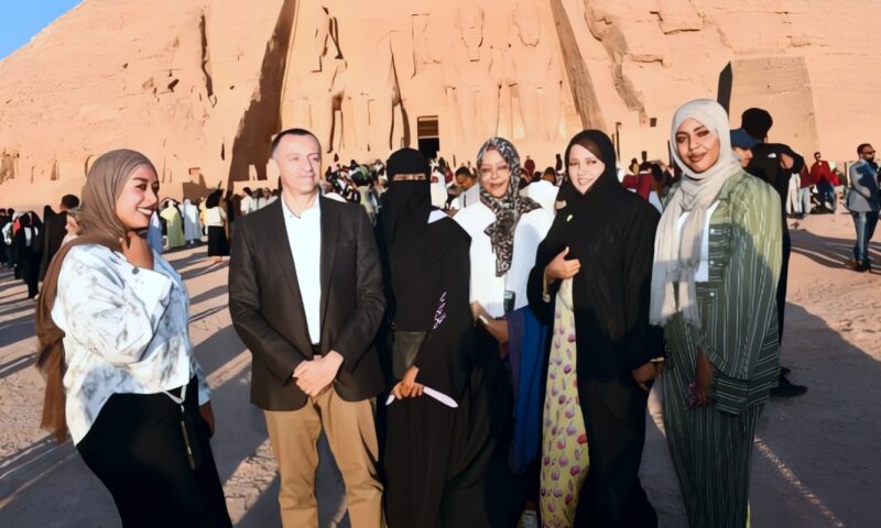 محافظ أسوان يشارك في مشاهدة ظاهرة تعامد الشمس على وجه الملك رمسيس الثاني| شاهد