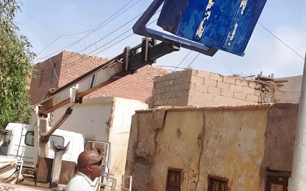 أسوان.. تكثيف أعمال النظافة ورفع المخلفات وصيانة الإنارة العامة بنصر النوبة