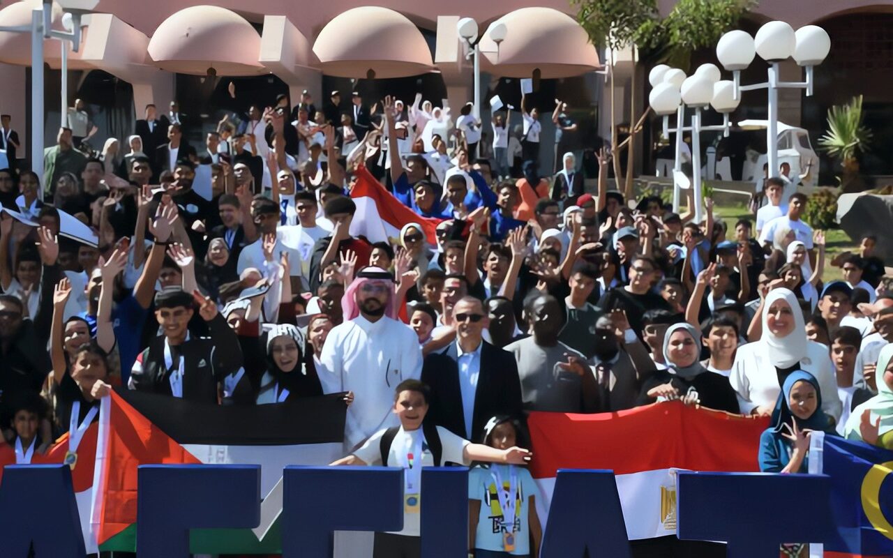 تكريم محافظ أسوان أثناء مشاركته فى فعاليات المنتدى الأفروآسيوى للإبداع والتكنولوجيا فى نسخته السابعة