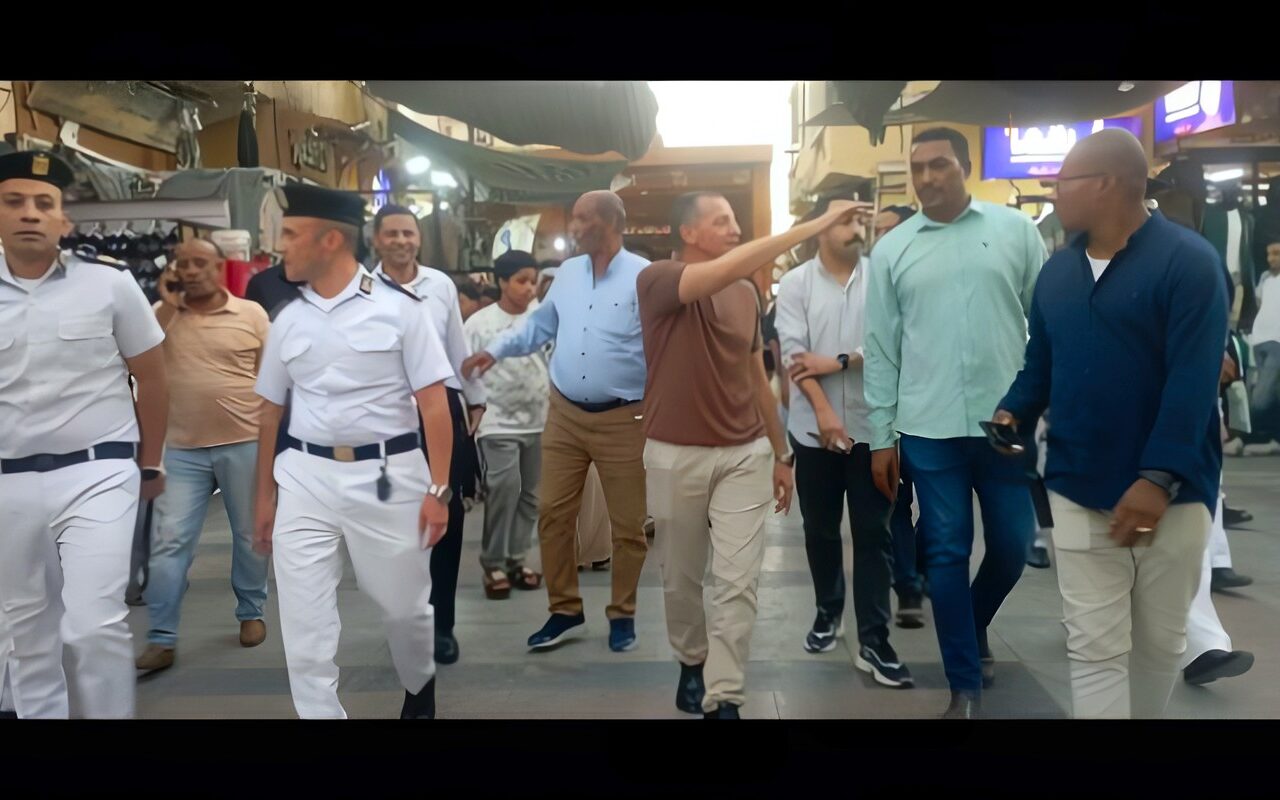 مخالفات السوق السياحي تطيح برئيس حي غرب أسوان.. وتحرك عاجل لإزالة الإشغالات