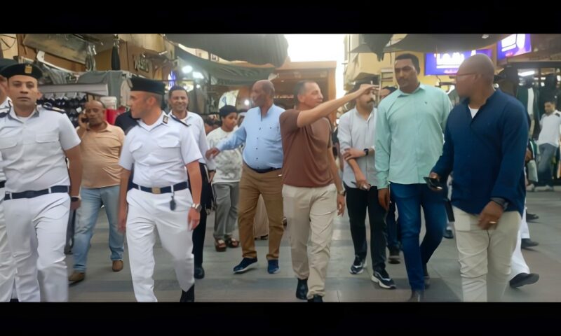 مخالفات السوق السياحي تطيح برئيس حي غرب أسوان.. وتحرك عاجل لإزالة الإشغالات