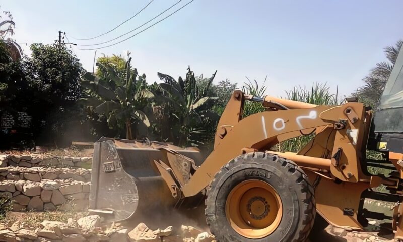أسوان.. إزالة 33 حالة بناء مخالف بمركز إدفو