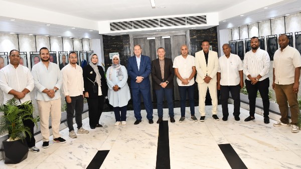 محافظ أسوان يلتقى مجلس إدارة نادى التجديف لتعزيز دورها فى خدمة المواطنين