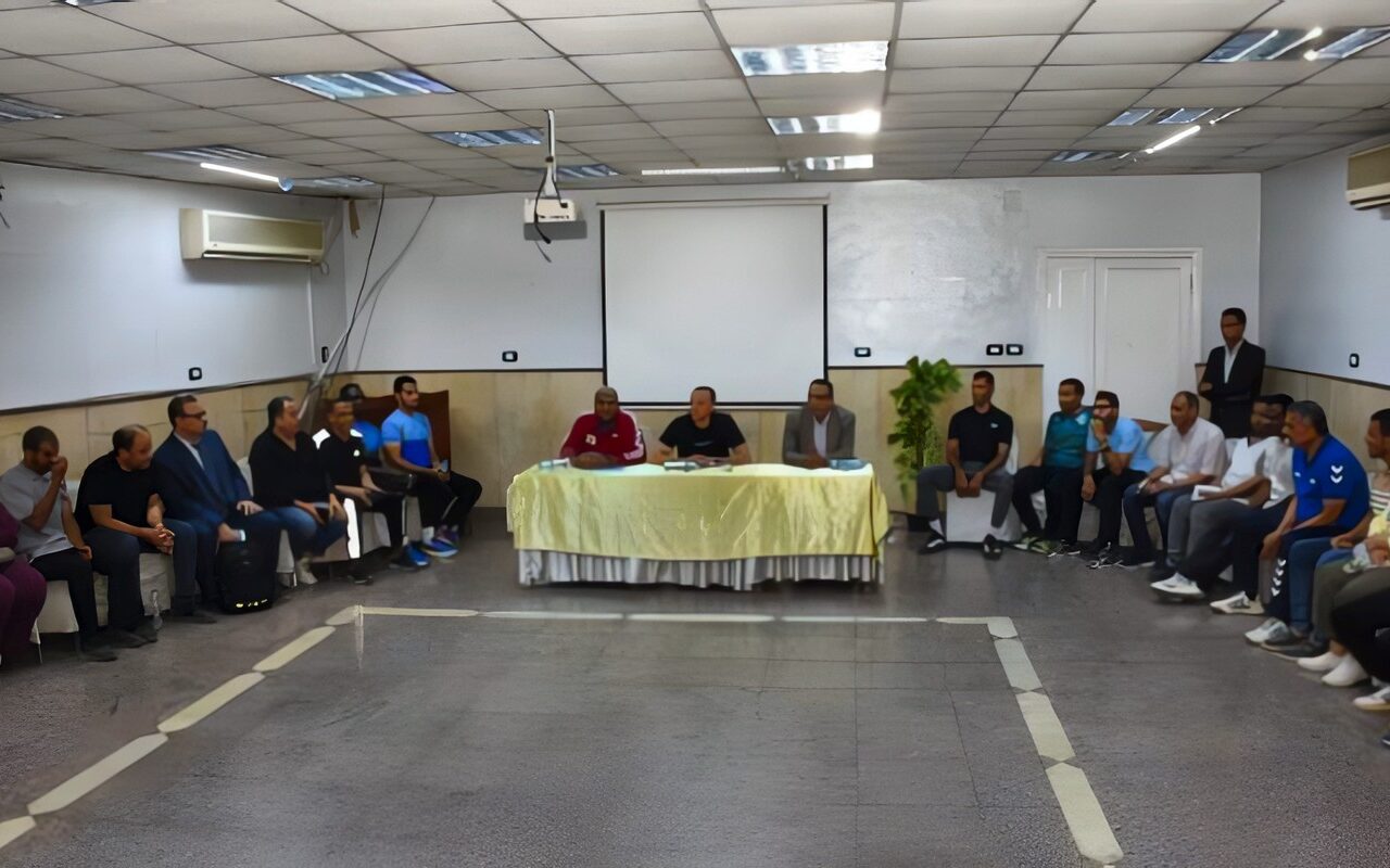 محافظ أسوان يعقد لقاءً وحوارًا مفتوحًا مع طلاب كلية علوم الرياضة لتعزيز ورفع الوعى الوطنى