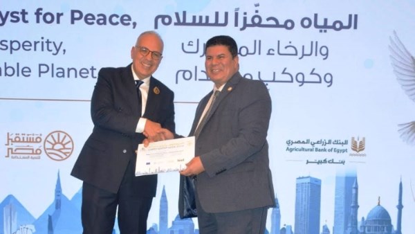 محافظ أسوان يهنئ إدارة الموارد المائية والرى لحصولها على المركز الأول على مستوى الوزارة فى موسم أقصى الاحتياجات