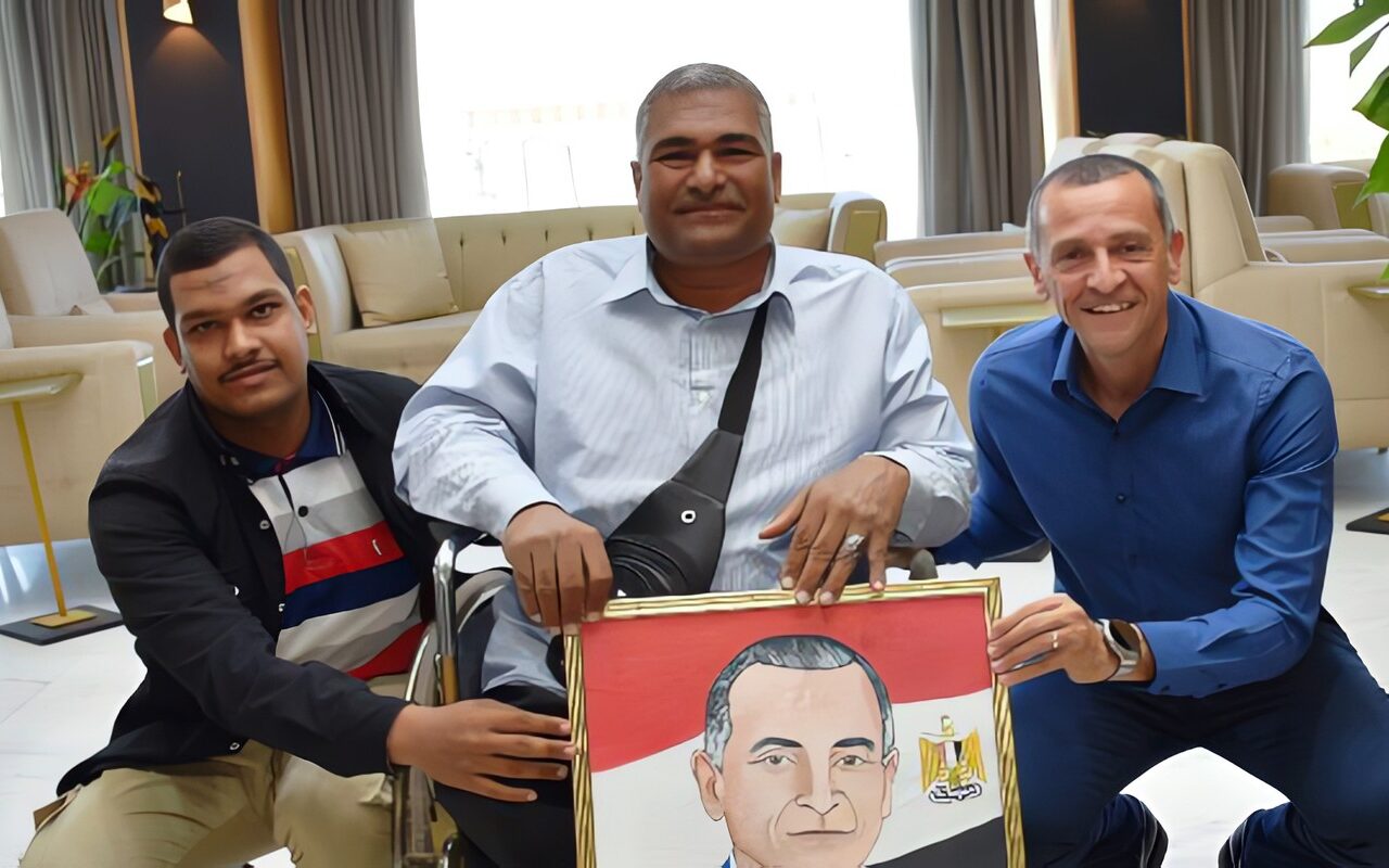 محافظ أسوان يكرم موهبة فنية من ذوى الإعاقة الحركية .. ويشيد بإبداع الفنان ناصر عبد العزيز الذى تحدى إعاقته بريشة الفن والإبداع