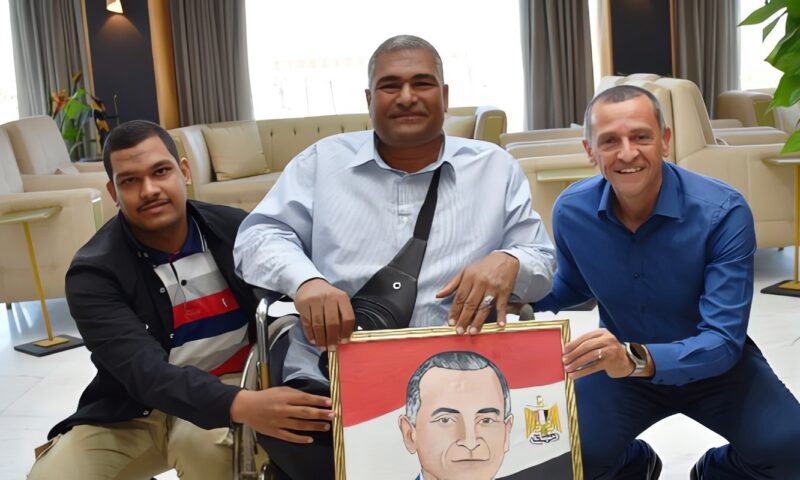 محافظ أسوان يكرم موهبة فنية من ذوى الإعاقة الحركية .. ويشيد بإبداع الفنان ناصر عبد العزيز الذى تحدى إعاقته بريشة الفن والإبداع
