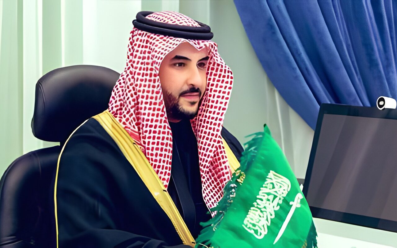 وزير الدفاع السعودي يبحث الشراكة الدفاعية مع أمريكا وفرنسا