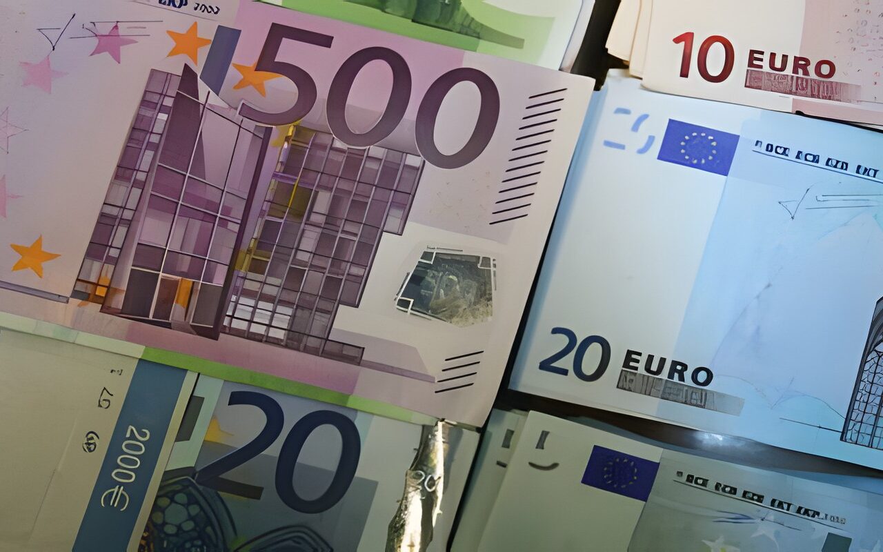 بلومبرغ: الاتحاد الأوروبي يرفض طلب كييف تسريع قرض الـ90 مليار دولار