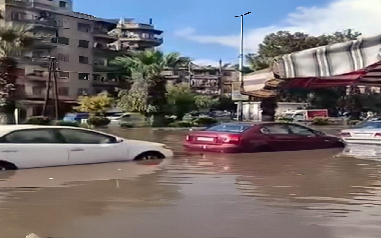 سوريا.. مشاهد من تشكل  سيول جراء الأمطار الغزيرة في مدينتي حلب وإدلب