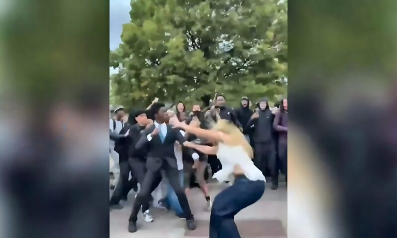 فوضى احتجاجات المدارس في فرنسا.. طلاب يعتدون على معلمة في آنسي