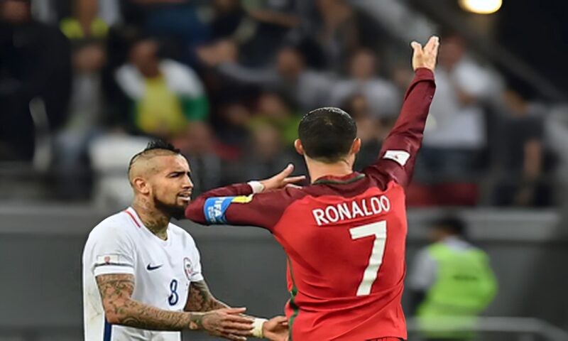 نجم برشلونة السابق فيدال يفتح النار على مدرب البرتغال: يجب أن نحمي رونالدو