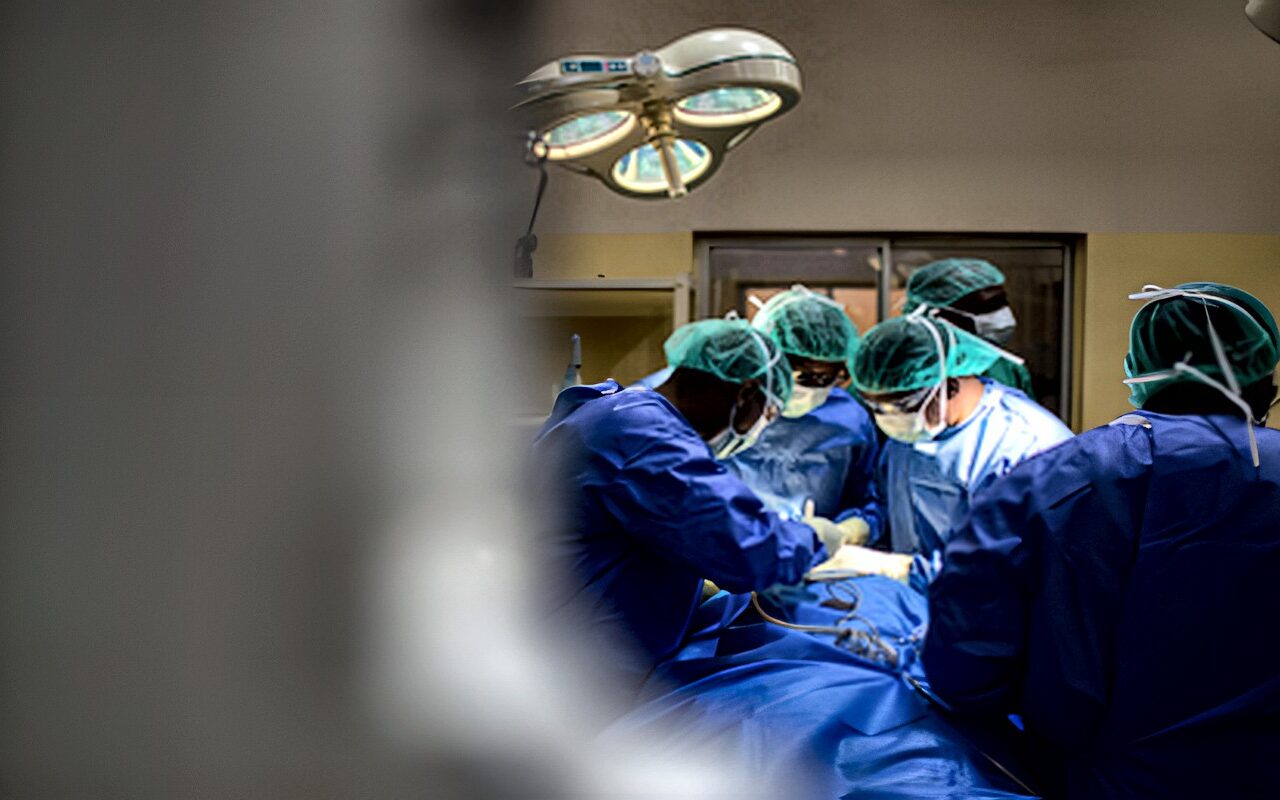 حالة نادرة.. استخراج جنين من معدة طفلة مصرية