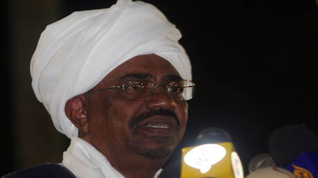 السودان.. نقل عمر البشير إلى مقر سكني في الخرطوم بإشراف عسكري