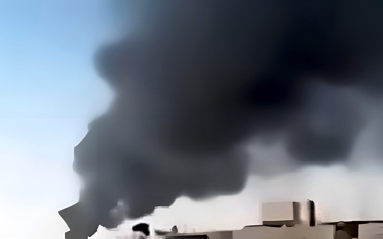 “رويترز”:  الدخان والنيران ‌يتصاعدان من محيط منشأة لـ”أرامكو السعودية” في الرياض