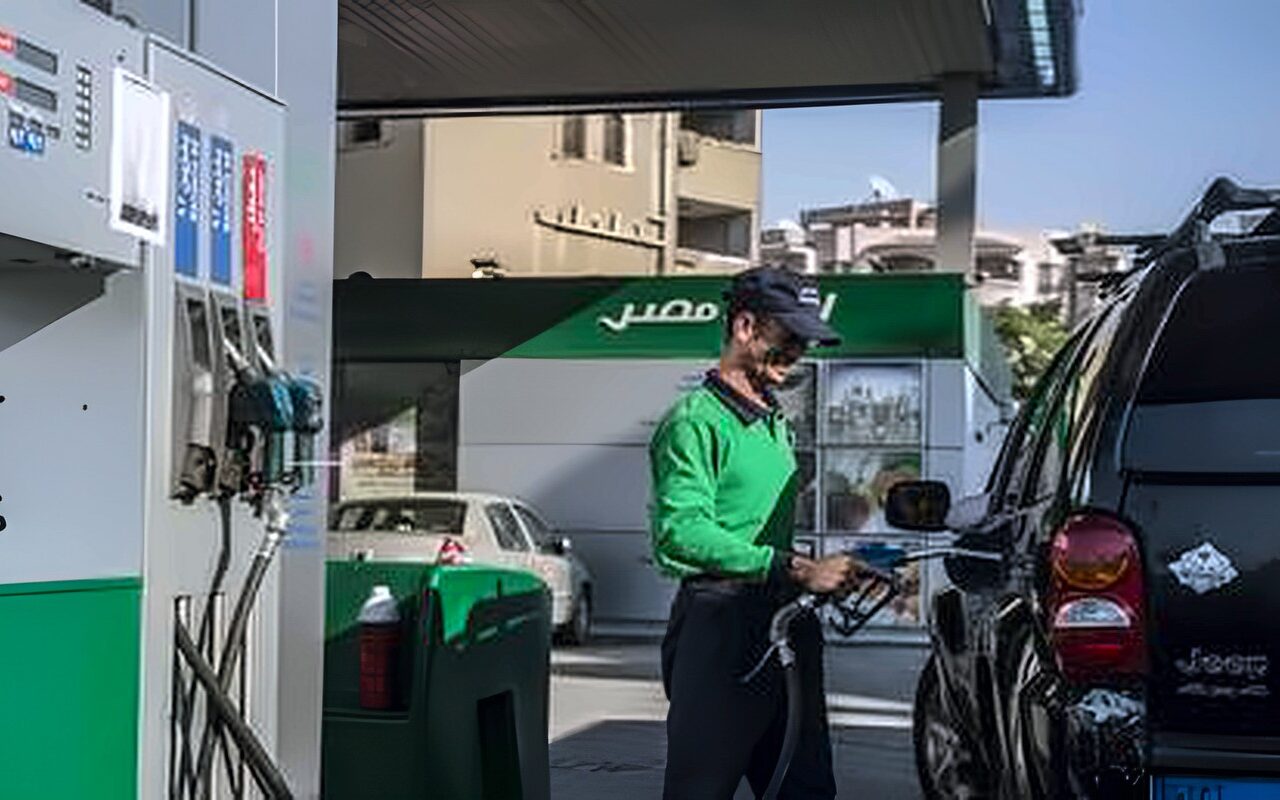 “الزيادة جاية جاية”.. تحذير من قفزة جديدة في أسعار البنزين والسولار بمصر